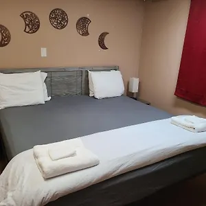 Cozy With Comfortable Beds And Fully Equipped Kitchen 15 Mins Drive From Airport, Downtown, Sait And U Of C And 80 Min Drive To Banff YYC