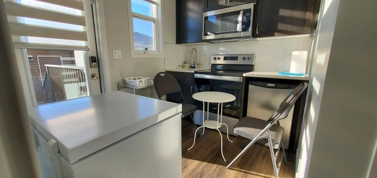 Delightful 1-Bedroom Private Suite In A New Home YYC