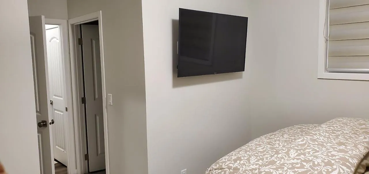 Pansiyon Delightful 1-Bedroom Private Suite In A New Home YYC