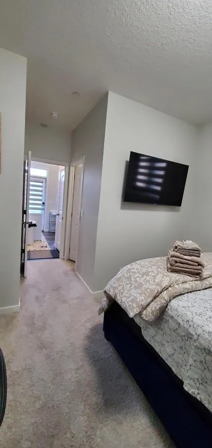 Delightful 1-Bedroom Private Suite In A New Home YYC Kanada